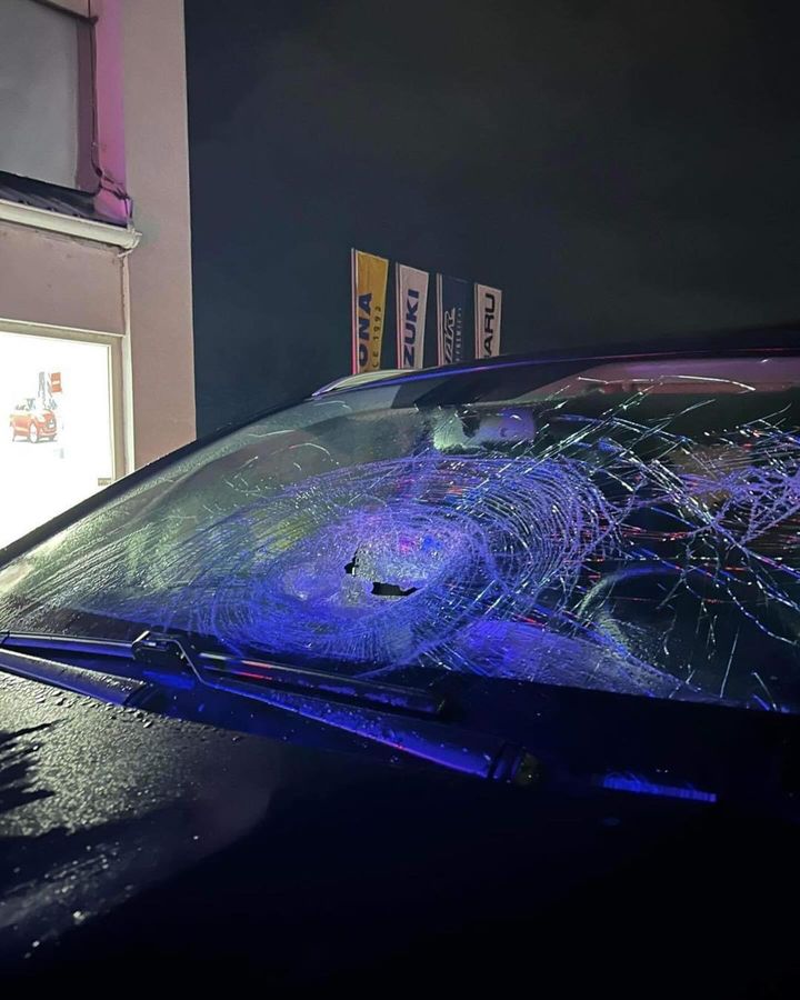 Obrázok k článku Veľký kameň spadol na auto pri Strečne, vodička unikla zraneniu