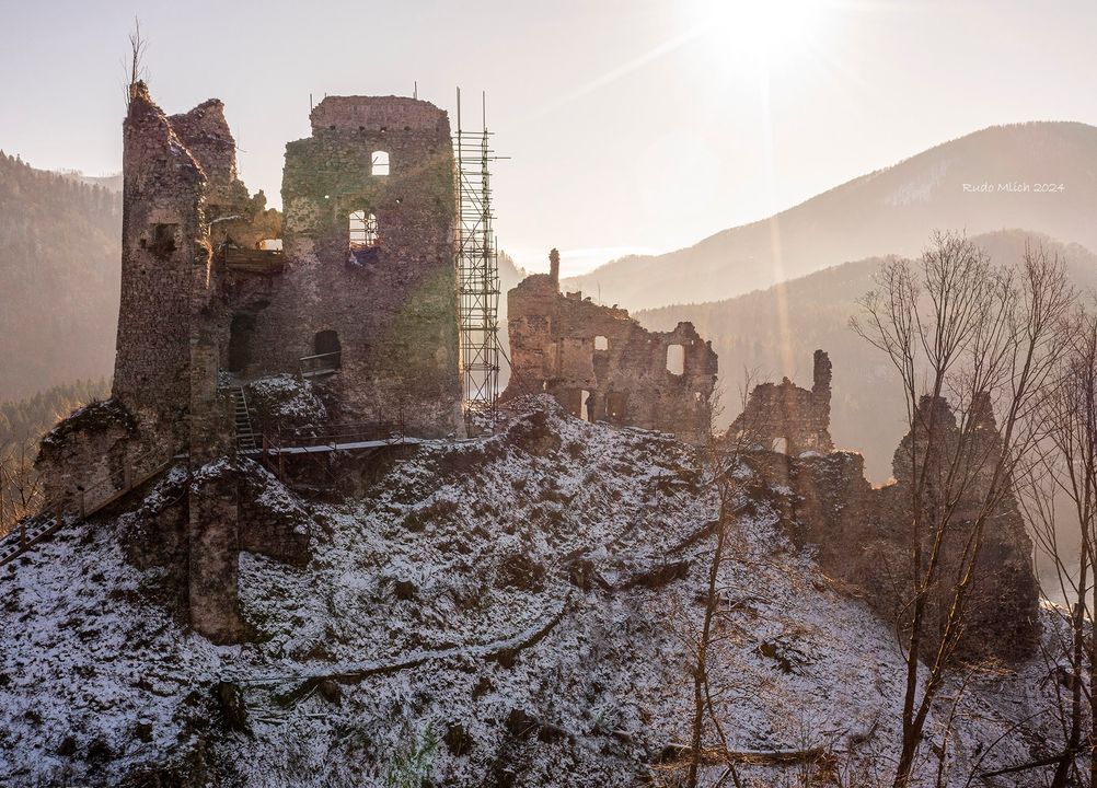 Obrázok k článku Posledná šanca hlasovať za pomoc Starhradu - Združenie hľadá podporu na záchranu hradu