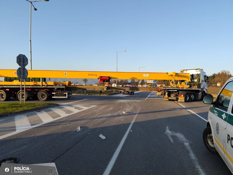 Obrázok k článku Cesta I/65 po vážnej nehode opäť prejazdná: zrážka nákladného a osobného vozidla v Košťanoch nad Turcom