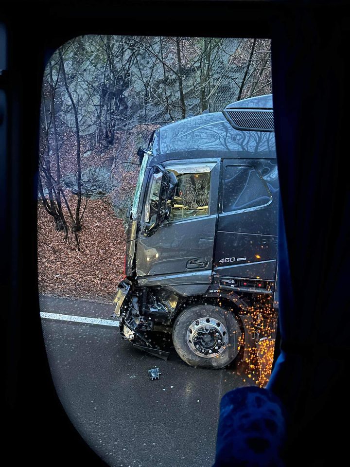Obrázok k článku Dve nákladné autá havarovali: Obojsmerné kolóny spôsobujú zdržania