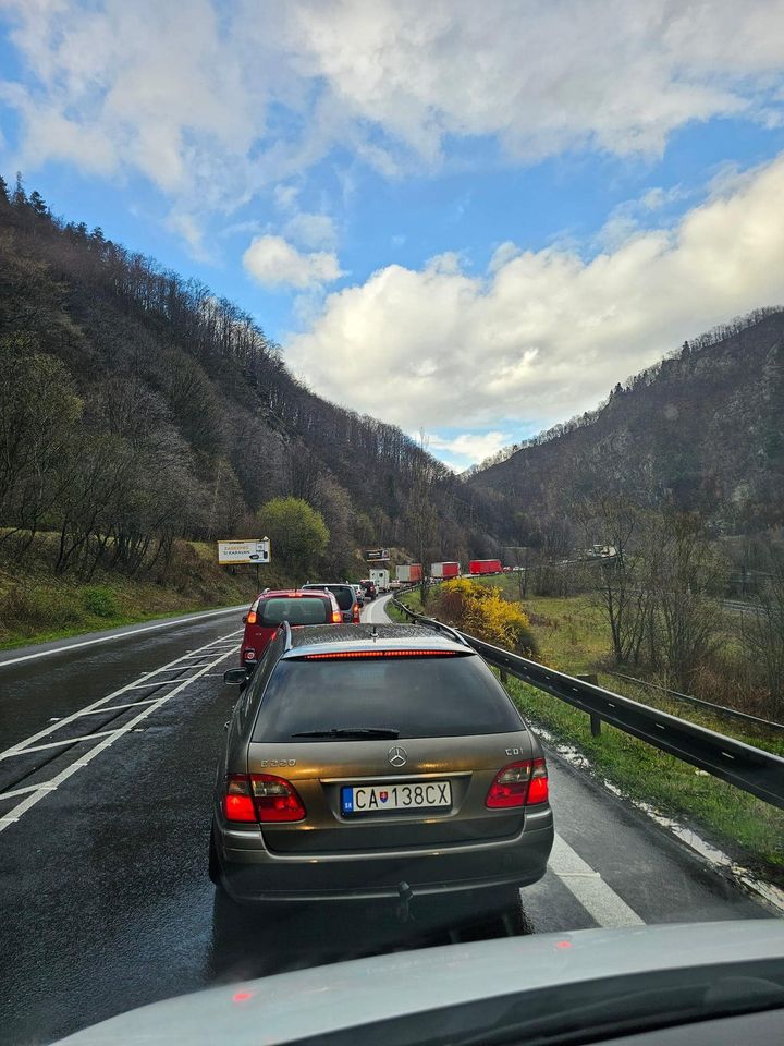 Obrázok k článku Kolízia Kamióna, Dodávky a Osobného Auta v Zúžení Spôsobuje Obojsmerné Zdržanie, IZS na Mieste Nehody!