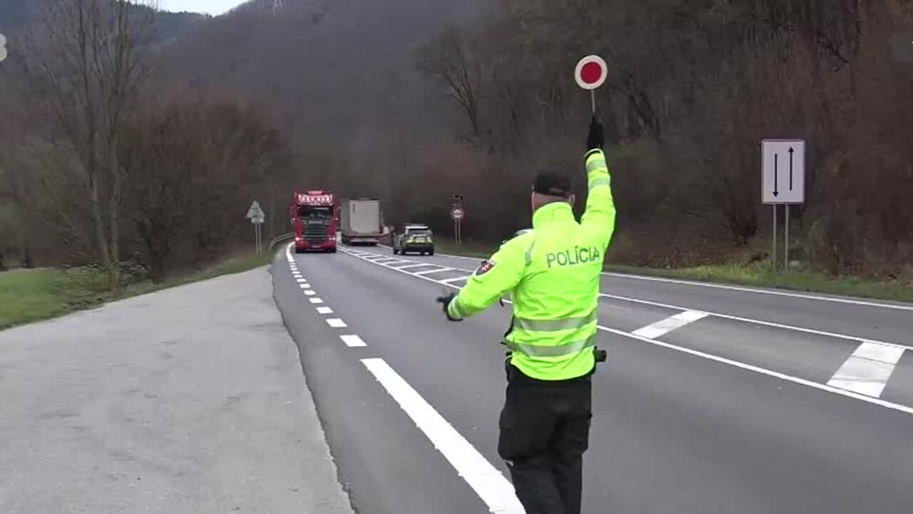 Obrázok k článku Polícia pokutuje nezodpovedných vodičov pod Strečnom za ignorovanie opatrení