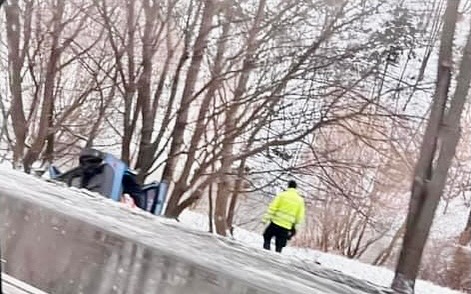 Obrázok k článku Premávka na mieste dopravnej nehody riadená policajtmi striedavo