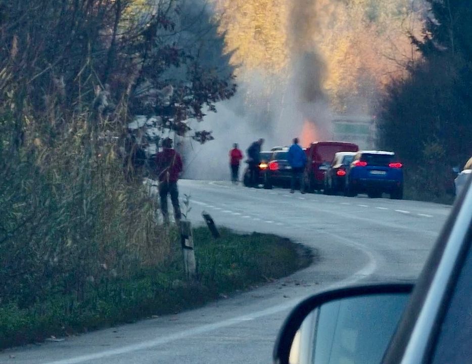 Obrázok k článku Horiace auto pri Hyze spôsobilo nehodu medzi kamiónom a osobným vozidlom!