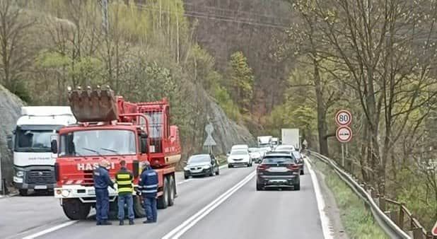 Obrázok k článku Hasičom sa pokazilo rýpadlo, spôsobilo ranné zdržanie